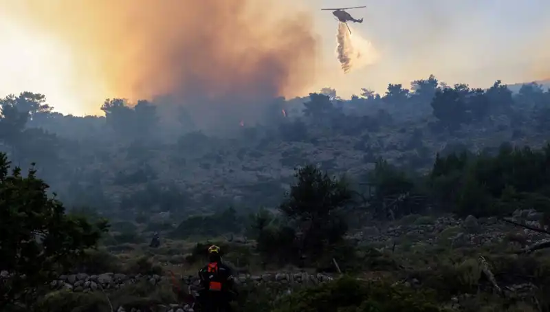 Eğriboz Adası'nda Şiddetli Orman Yangını: 2 Köy Acil Tahliye Edildi