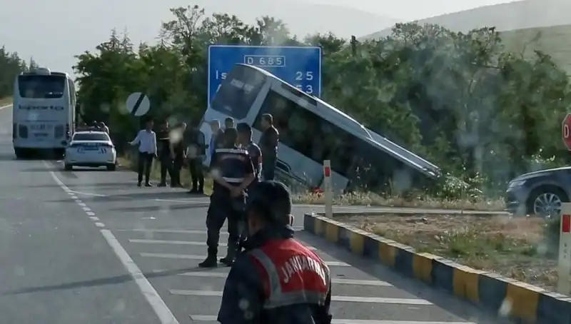 Isparta'da Tur ve Yolcu Otobüsü Çarpıştı: Çok Sayıda Yaralı!