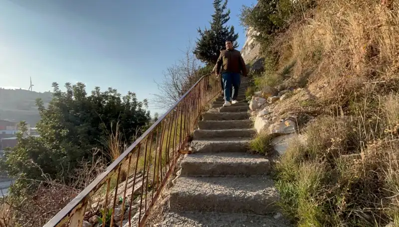 Uçurum Kenarındaki Hayat: 107 Basamaklı Merdivenle Erişilen Evler