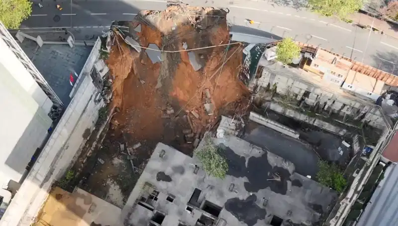 Sarıyer'de Yol Çökmesi: Cadde Trafiğe Kapatıldı, Nedeni Ne?