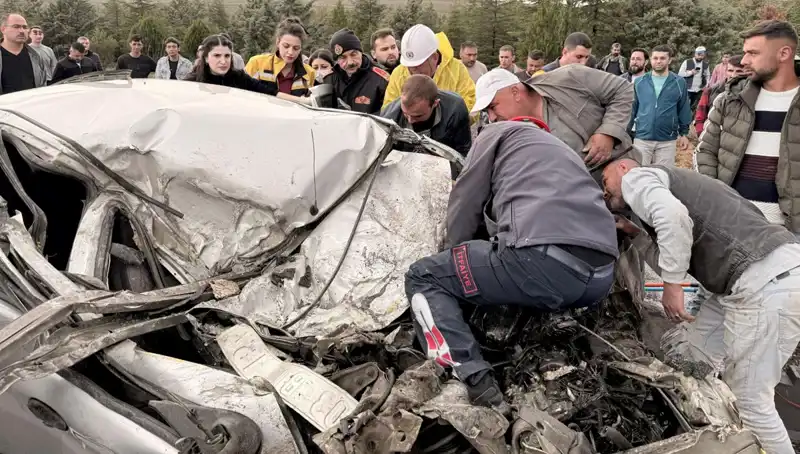 TIR ile Çarpışan Araç Kağıt Gibi Ezildi: Kazanın Detayları Ortaya Çıktı