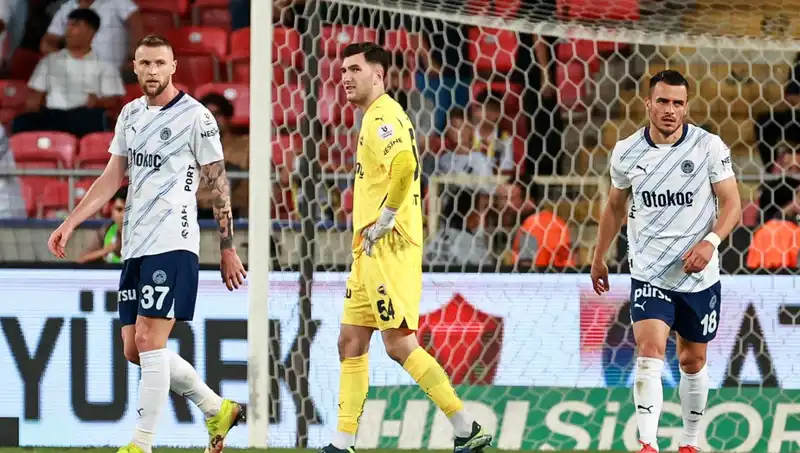 Fenerbahçe’nin Ligdeki Düşüşü: Takım Neden Darmadağın Oldu?