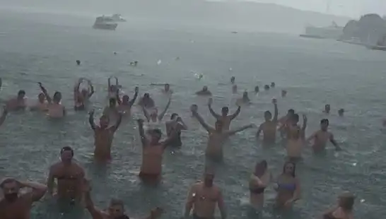 İstanbul Bebek’te Yağmura Rağmen Denize Girenler Yoğun İlgi Gördü