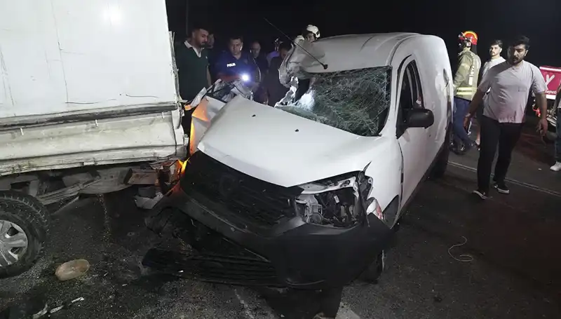 İstanbul’da Feci Kaza! Üç Kişi Yaralandı, Trafik Durma Noktasına Geldi