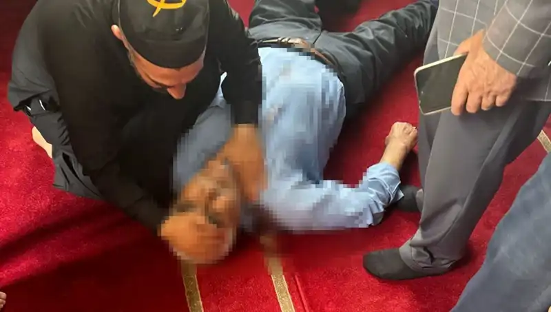 Camide Namaz Kılan Adam Korkunç Bir Saldırıya Uğradı